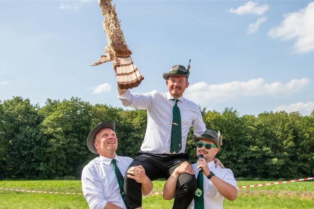 Henrichenburg hat einen neuen Schützenkaiser. Dennis Pieper gewann das Vogelschießen.