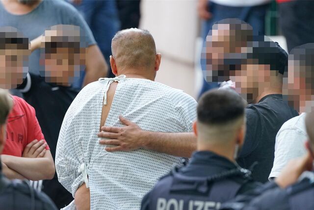 Bei dem Menschenauflauf am Freitag (16.6.) an der Wittener Straße waren auch einige Personen dabei, die am Donnerstag bei der Schlägerei verletzt wurden.