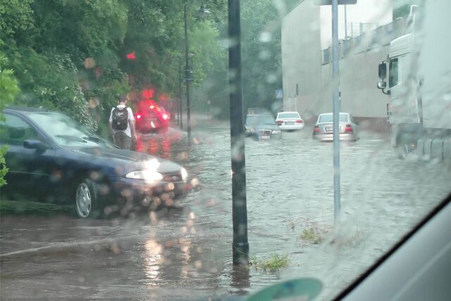 Eine überschwemmte Straße in Oer-Erkenschwick im Juni 2013.