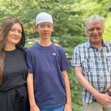 Kathrin Funke legt den Arm um ihren Sohn. Daneben steht Bernd Pahlmann. Im Hintergrund ist eine grüne Tanne zu sehen.