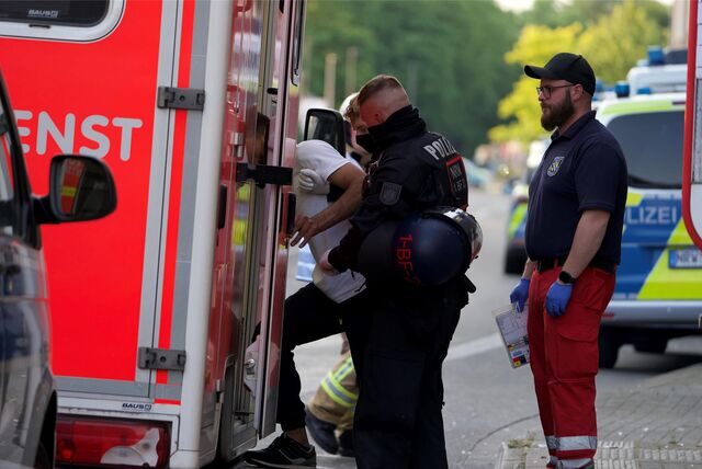 Ein Mann wird am 15.6.2023 an der Wartburgstraße in einen Rettungswagen geführt.