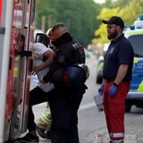 Ein Mann wird am 15.6.2023 an der Wartburgstraße in einen Rettungswagen geführt.