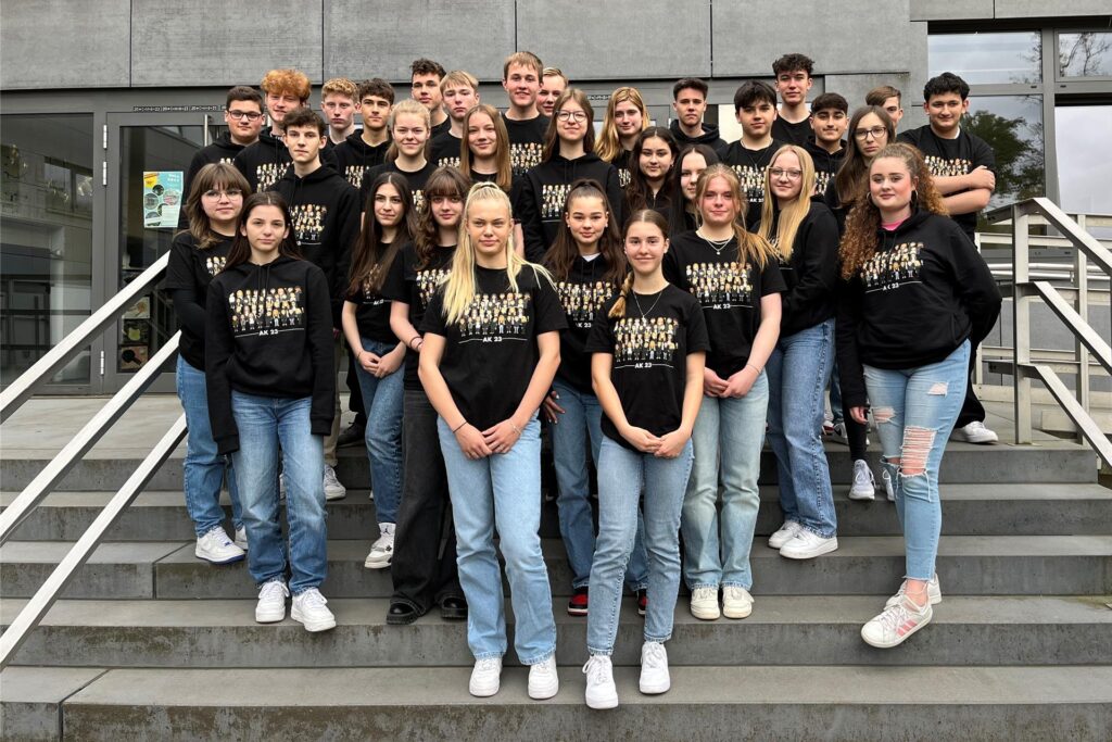 Schülerinnen und Schülern der 10a der Erich-Klausener-Realschule auf einer Treppe.
