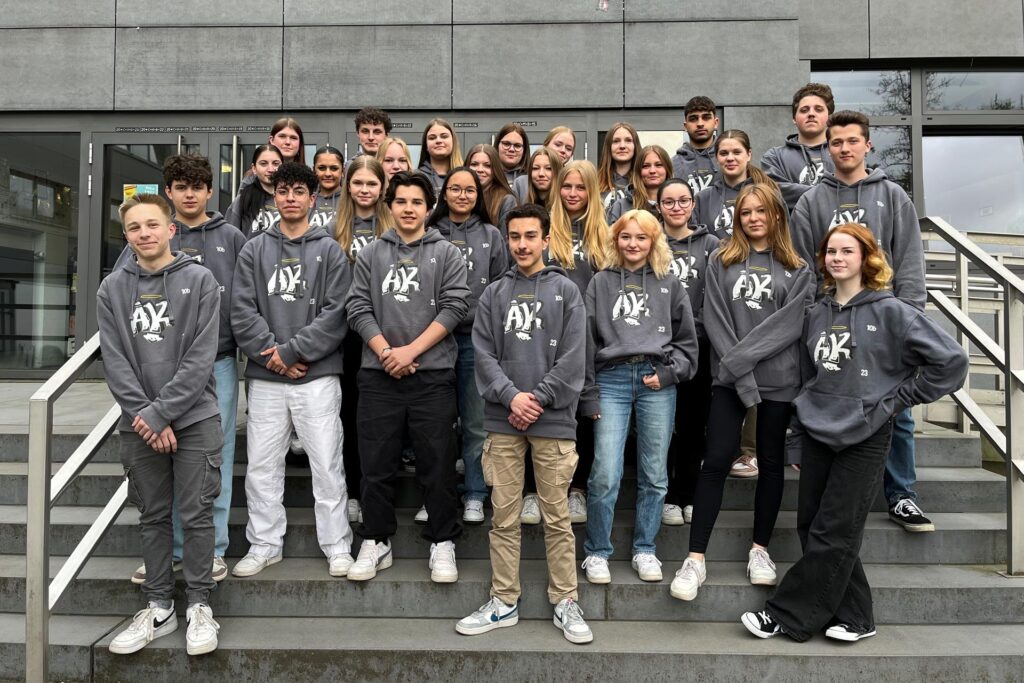 Schülerinnen und Schülern der 10b der Erich-Klausener-Realschule auf einer Treppe.