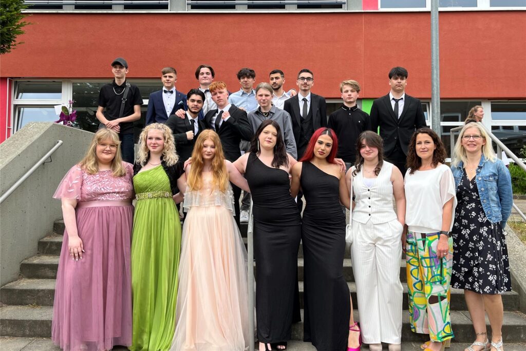 Schülerinnen und Schüler der 10a der Martin-Luther-Europaschule auf einer Treppe.