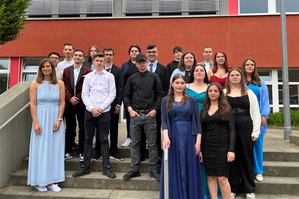 Schülerinnen und Schüler der 10b der Martin-Luther-Europaschule auf einer Treppe.