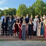 Abiturientinnen und Abiturienten der Rosa-Parks-Schule auf einer Treppe.