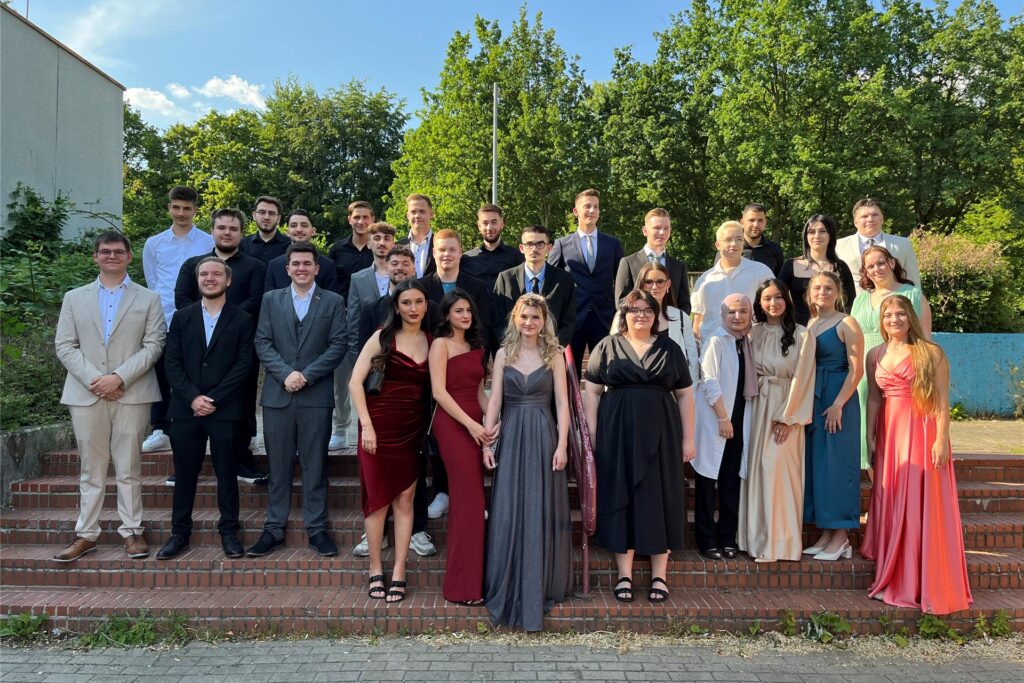 Abiturientinnen und Abiturienten der Rosa-Parks-Schule auf einer Treppe.
