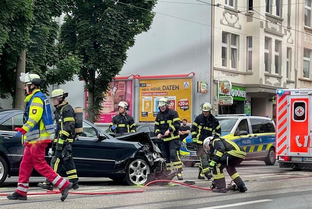 Im vergangenen Jahr gab es in Dortmund mehr Unfälle mit Verletzten als 2021. Die Aufnahme zeigt ein zerstörtes Auto nach einem Unfall an der Kaiserstraße im Juni 2023.