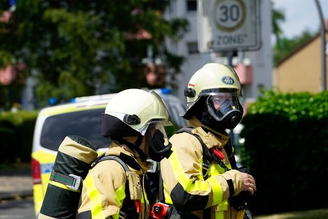 Zwei Feuerwehrleute mit Atemschutzmasken beim Einsatz in Castrop-Rauxel-Ickern.