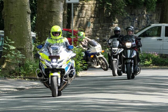 Polizisten und Biker fahren gemeinsam auf Motorrädern durch den Kreis Recklinghausen