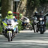 Polizisten und Biker fahren gemeinsam auf Motorrädern durch den Kreis Recklinghausen