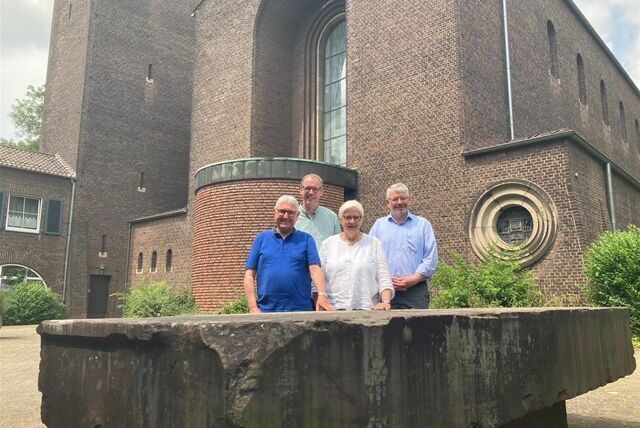 In Recklinghausen stehen Reinhard Zimmermann und Wolfgang Wiesmann vom Kirchenvorstand sowie Pastoralreferentin Cilli Leenders-van Eickels und Propst Karl-Hermann Kemper vor dem alten Hochaltar von St. Elisabeth, der demnächst wieder in der Kirche Einzug halten soll.