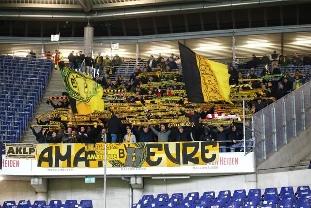 BVB-Fans halten ihre Schals hoch.