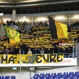 BVB-Fans halten ihre Schals hoch.