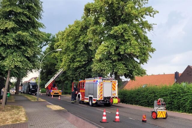 Die Feuerwehr musste die B58 in Dorsten am Dienstagabend zwischenzeitlich sperren.