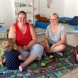 Vera Liebendahl, ihre Mutter Mariele Voigt und Sohnemann Lion sitzen auf einem Spieleteppich im neuen Kind & Eltern-Café „Das Muckels“ in Recklinghausen.