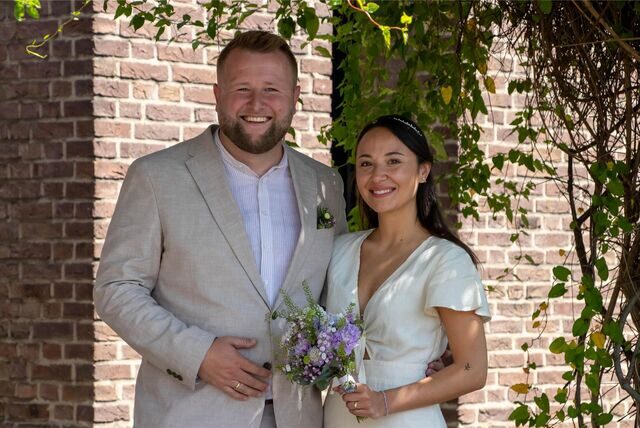 Vanessa (geborene Sawwidis) und Kevin Pallasch haben am Standesamt zu Castrop-Rauxel geheiratet. Zahlreiche Arbeitskollegen von Kevin aus dem Rathaus gratulierten in ihrer Mittagspause.