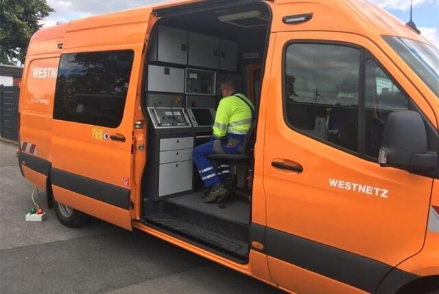 Mit einem Kabelmesswagen versucht die Betreiberfirma Westnetz die Störungen zu lokalisieren, die am Mittwochabend (21.6.) für einen Stromausfall in Dorsten gesorgt haben.