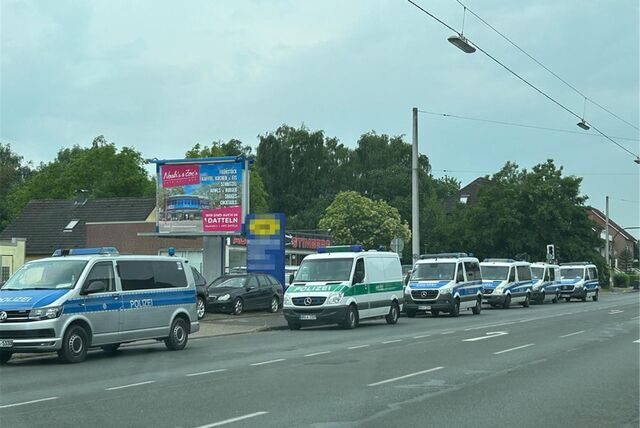 Vor einem Kfz-Betrieb an der Ludwigstraße in Oer-Erkenschwick reihten sich am 22. Juni 2023 die Polizeiautos auf.