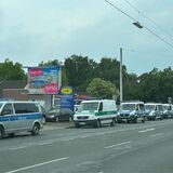 Vor einem Kfz-Betrieb an der Ludwigstraße in Oer-Erkenschwick reihten sich am 22. Juni 2023 die Polizeiautos auf.