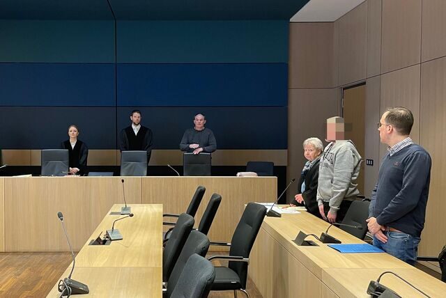 Der Herner Juwelier-Räuber (2.v.r.) beim Prozessauftakt am Bochumer Landgericht.