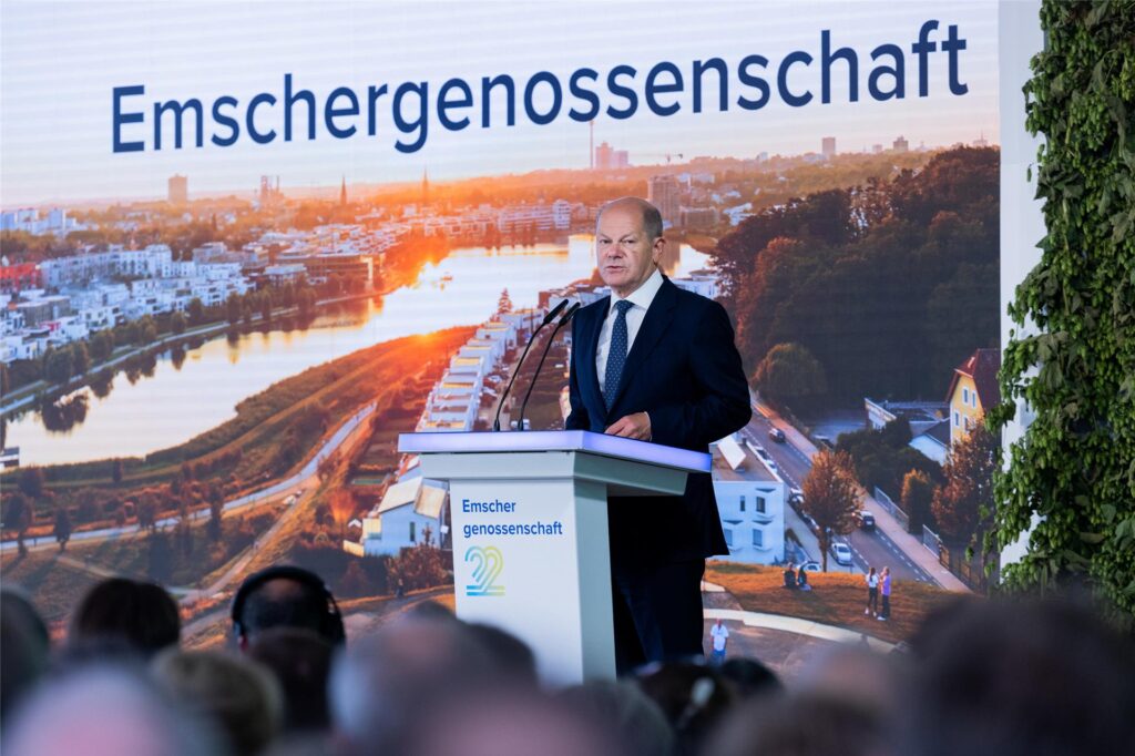 Bundeskanzler Olaf Scholz (SPD) beim Festakt zum Abschluss des Emscher-Umbaus am 1.9.2023 in Henrichenburg. Bundeskanzler Olaf Scholz (SPD) beim Festakt zum Abschluss des Emscher-Umbaus am 1.9.2023 in Henrichenburg.