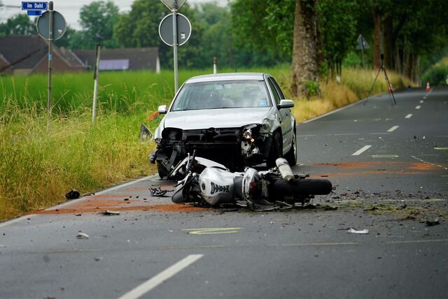 Bei einem schweren Verkehrsunfall an der Stadtgrenze von Dortmund und Castrop-Rauxel kam ein 23-jähriger Motorradfahrer aus Lünen ums Leben.