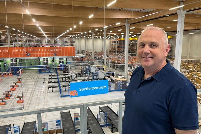General Manager Jeroen Duijts von Active Ants zeigt, wie das fast vollautomatische Lager bei Active Ants in Dorsten funktioniert.