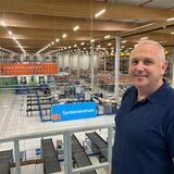General Manager Jeroen Duijts von Active Ants zeigt, wie das fast vollautomatische Lager bei Active Ants in Dorsten funktioniert.