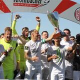 Spieler des FC Gütersloh jubeln über den Westfalenpokal.