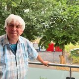 Franz-Josef Hauke auf dem Balkon mit Blick auf das Baugebiet Nesberg