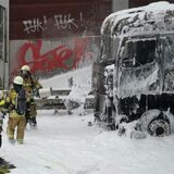 Einsatzkräfte löschen den Lkw mit Schaum.