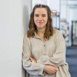 Redakteurin Janine Jähnichen steht im Verlagshaus in Dortmund