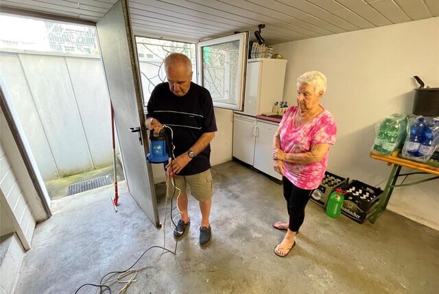 Hannelore und Herbert Andrä haben bei Unwetter-Warnungen jedes Mal Angst um ihr Haus. Hier rollt der Ickerner das Kabel seiner Tauchpumpe zusammen, die in der Nacht wieder einmal ganze Arbeit leistete.