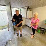 Hannelore und Herbert Andrä haben bei Unwetter-Warnungen jedes Mal Angst um ihr Haus. Hier rollt der Ickerner das Kabel seiner Tauchpumpe zusammen, die in der Nacht wieder einmal ganze Arbeit leistete.
