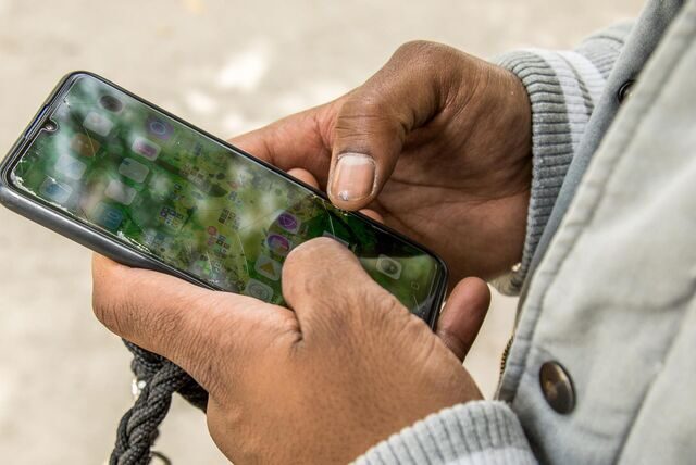 Zwei Hande halten ein Smartphone.