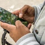 Zwei Hande halten ein Smartphone.