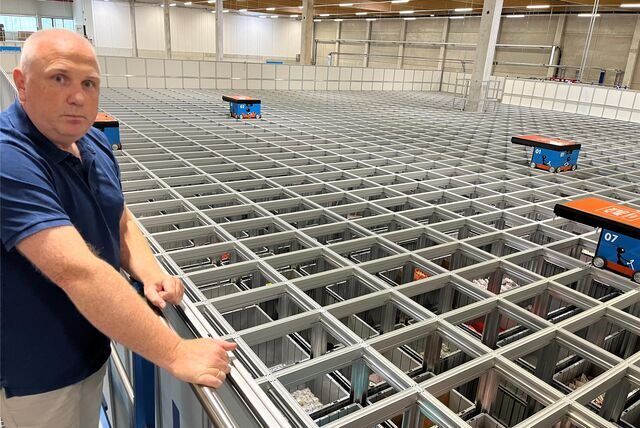 Jeroen Duijts, General Manager bei Active Ants in Dorsten, zeigt den Autostore.