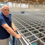 Jeroen Duijts, General Manager bei Active Ants in Dorsten, zeigt den Autostore.