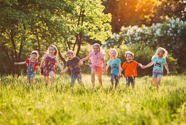 kinder laufen über eine wiese