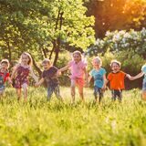 kinder laufen über eine wiese