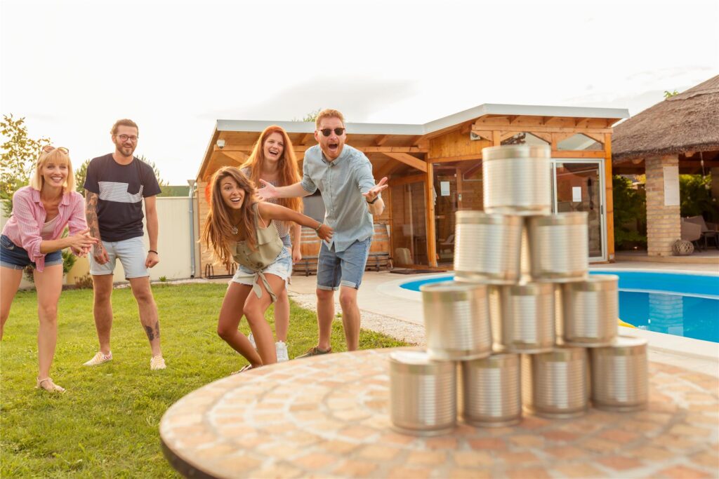 menschen spielen dosenwerfen im garten menschen spielen dosenwerfen im garten
