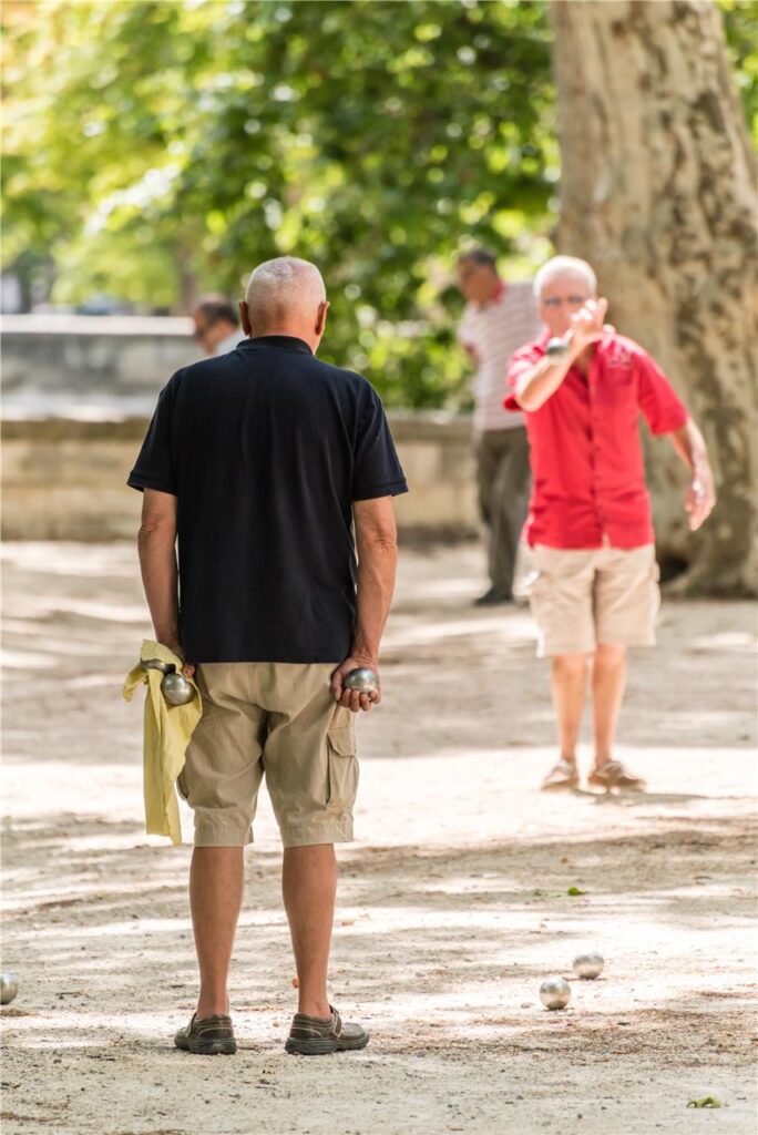 zwei männer spielen boule zwei männer spielen boule