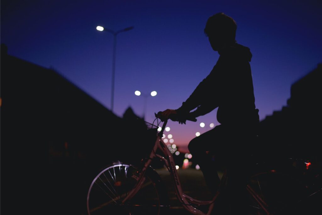 fahrradfahrer fährt nachts durch die stadt