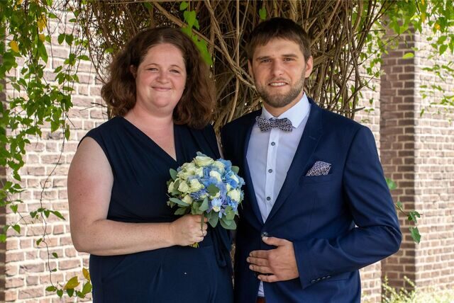 Henrike (geborene Baumeister) und Patrick Hölter lernten sich bereits in der Grundschule kennen und blieben bis ins Erwachsenenalter Freunde. Mit mittlerweile drei Kindern haben sie nun geheiratet.