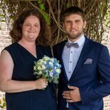 Henrike (geborene Baumeister) und Patrick Hölter lernten sich bereits in der Grundschule kennen und blieben bis ins Erwachsenenalter Freunde. Mit mittlerweile drei Kindern haben sie nun geheiratet.