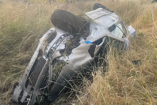 Ein Mercedes liegt auf die Seite gekippt im Graben.