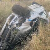 Ein Mercedes liegt auf die Seite gekippt im Graben.