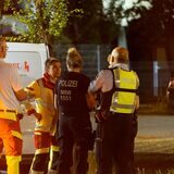 Polizeibeamte, Rettungssanitäter und ein Notarzt auf der Borghagener Straße in Castrop-Rauxel.